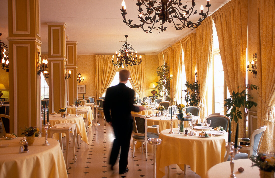 Château de Noirieux, Restaurant mit Kellner und gedeckten Tischen