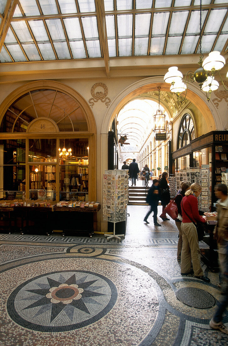 Die Galerie Vivienne mit Geschäften und Passanten, Paris