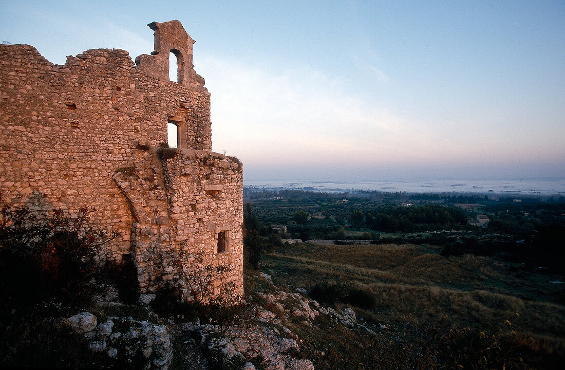 Verfallenes Gemäuer bei Eygallieres, weiter Blick über die Provence