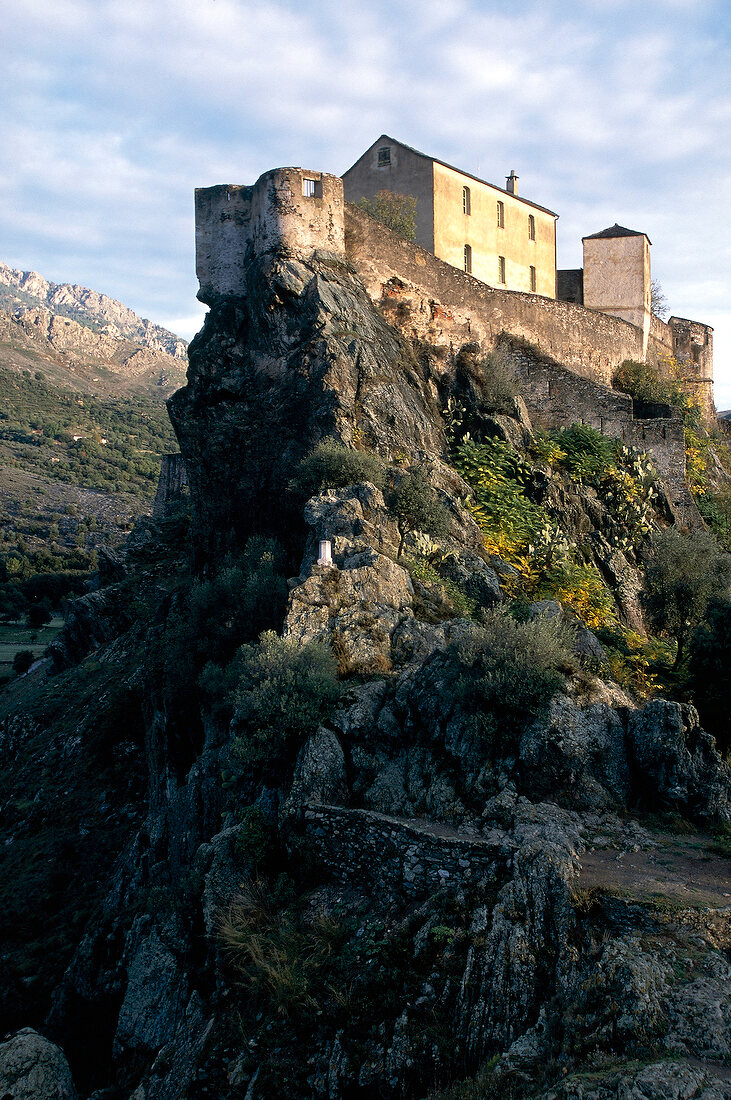 Landhaus exponiert auf einem Felsen in einer Festungsanlage, Korsika