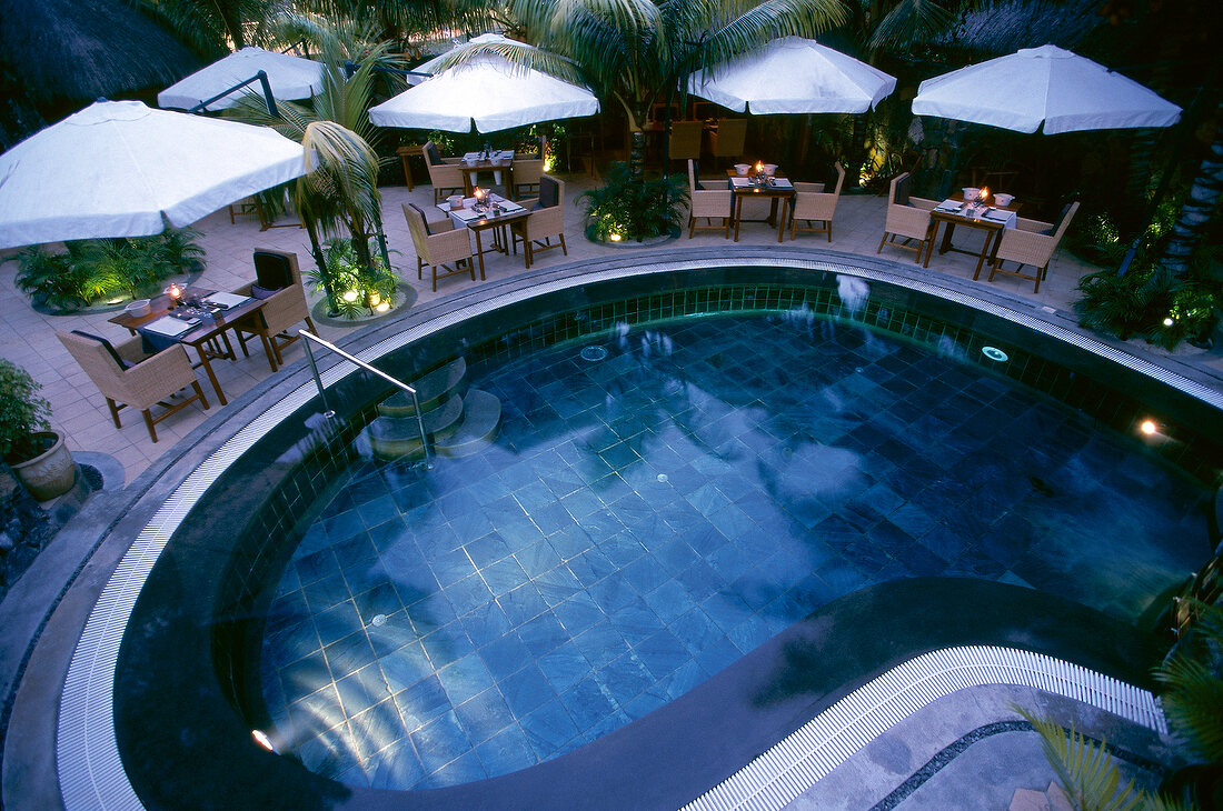 Hotel Royal Palm mit Sonnenschirmen am Swimmingpool, Mauritius