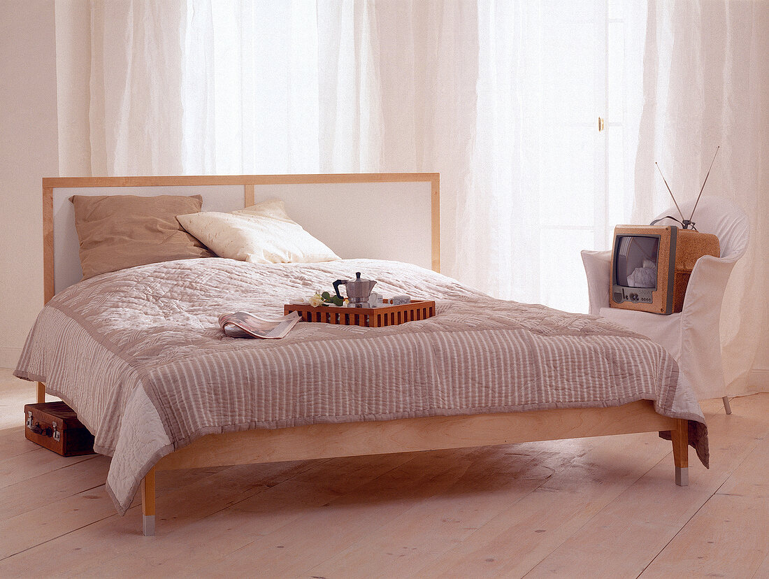 Schlafzimmer: Grosses Bett aus Birkenholz im Naturlook