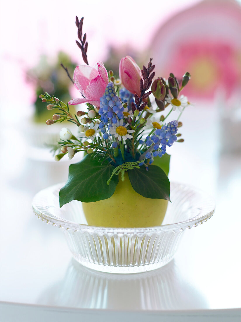Natur-Vase aus einem Apfel, Blumen- schmuck