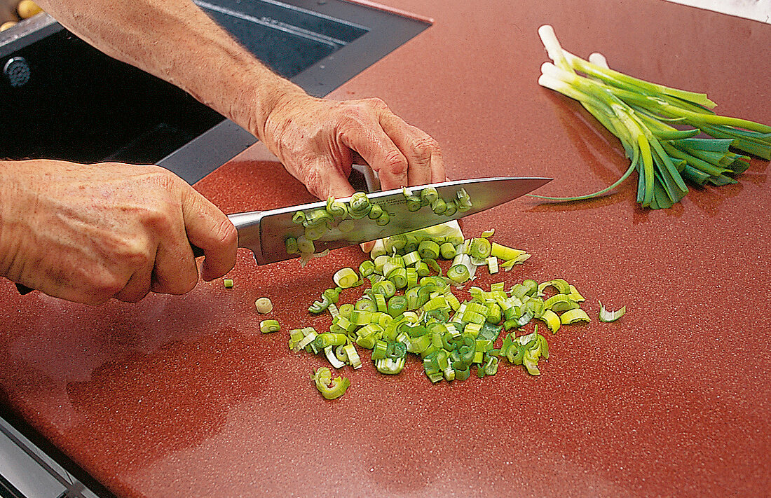 Gemüse wird auf Arbeitsplatte aus "Cristalite" geschnitten.