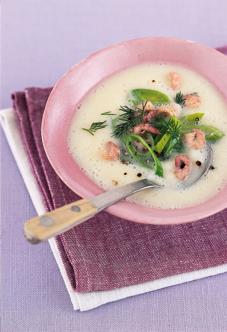 Ein Teller Sellerie-Cremesuppe mit Nordseekrabben