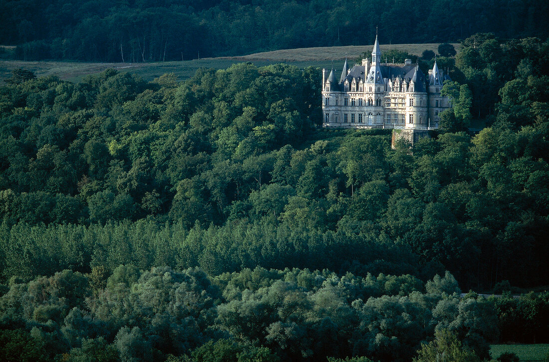 Château Boursault mitten in grüner Landschaft der Champagne