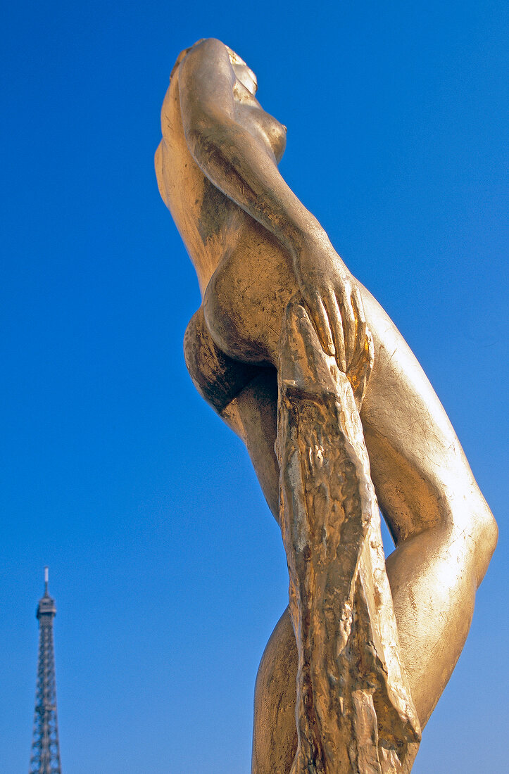 Blick vorbei an einer Skulptur am Trocadero auf den Eiffelturm