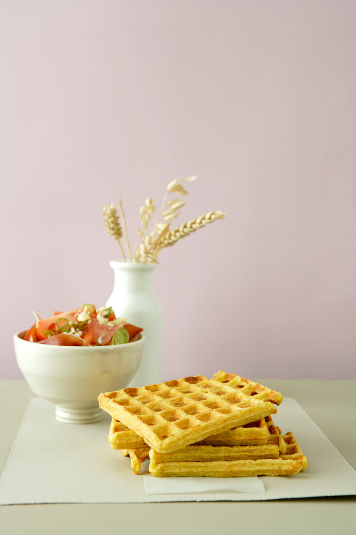 4 Safran-Kamut-Waffeln mit einer Schale Tomaten-Salat