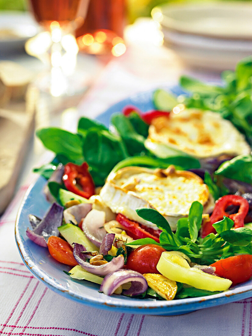 gemischter Salat mit Gemüse und gegrilltem Ziegenkäse