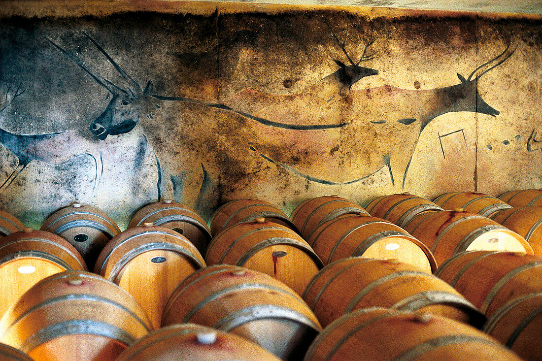 Keller mit Barriquefässern und Wandmalerei, Château Laulerie