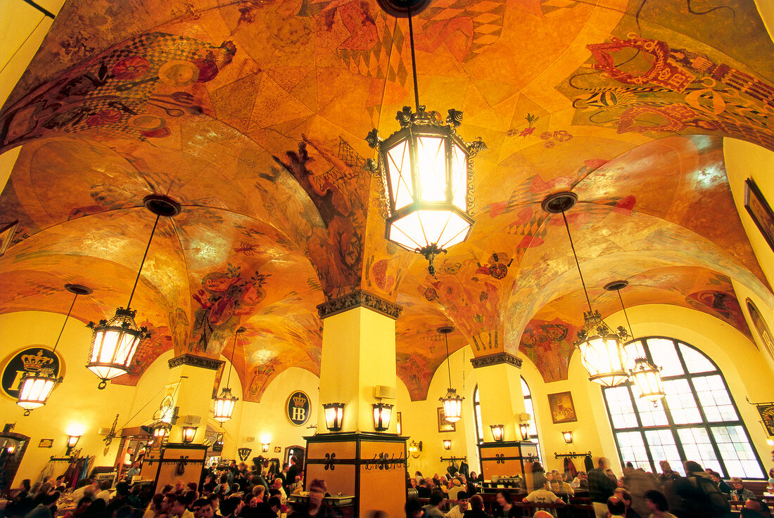 Das Hofbräuhaus mit vielen Gästen, München