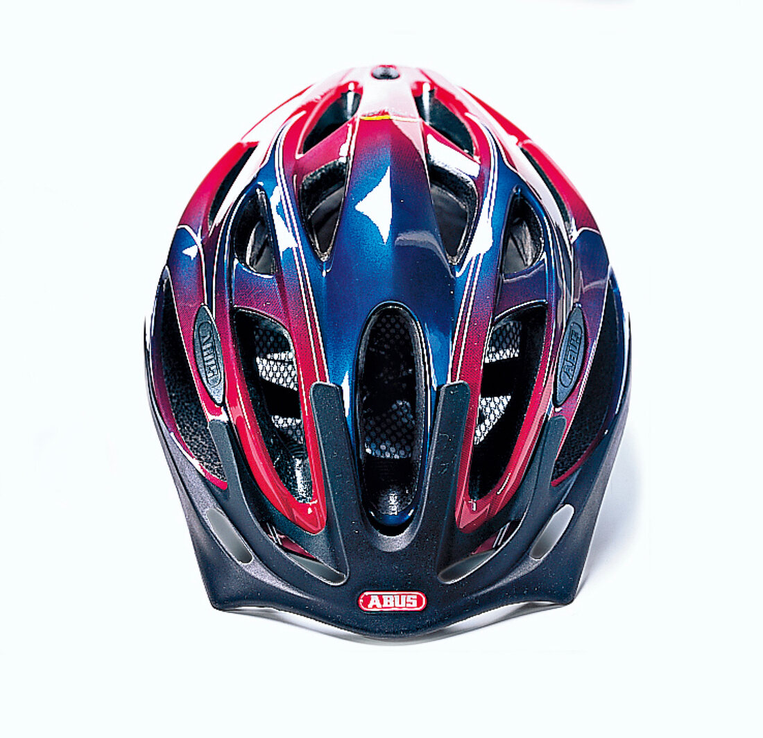 Ein schwarz-rot-blauer Fahrradhelm 