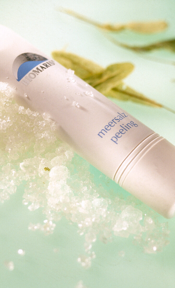 Tube mit Meersalz - Peeling Produkt 