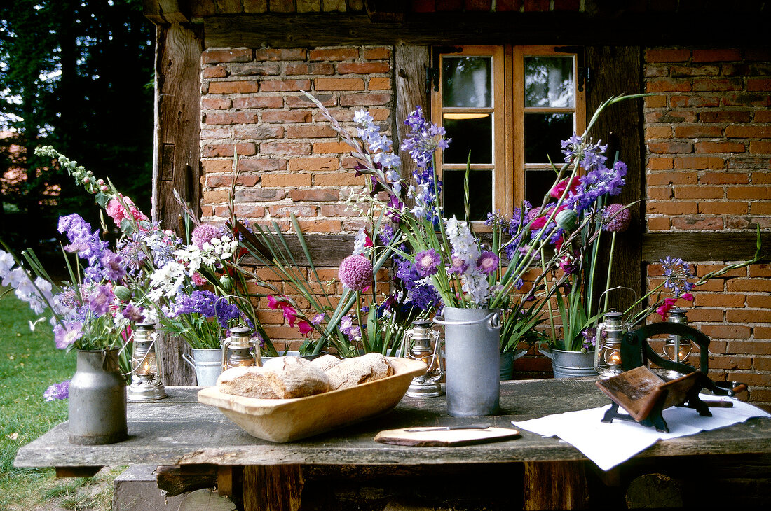 Aufgebautes Buffet mit verschiedenen Blumensträussen.