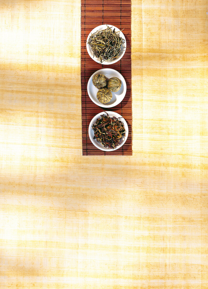 drei Sorten grüner Tee liegen auf kleinen weissen Tellern