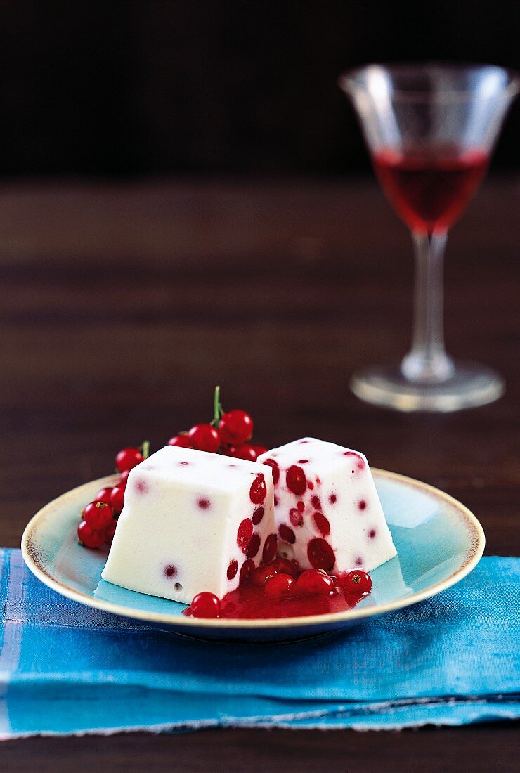 Gestürztes Parfait mit Johannisbeeren