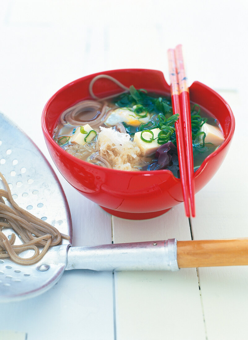 Japanische Miso-Suppe Mit Soba-Nudeln