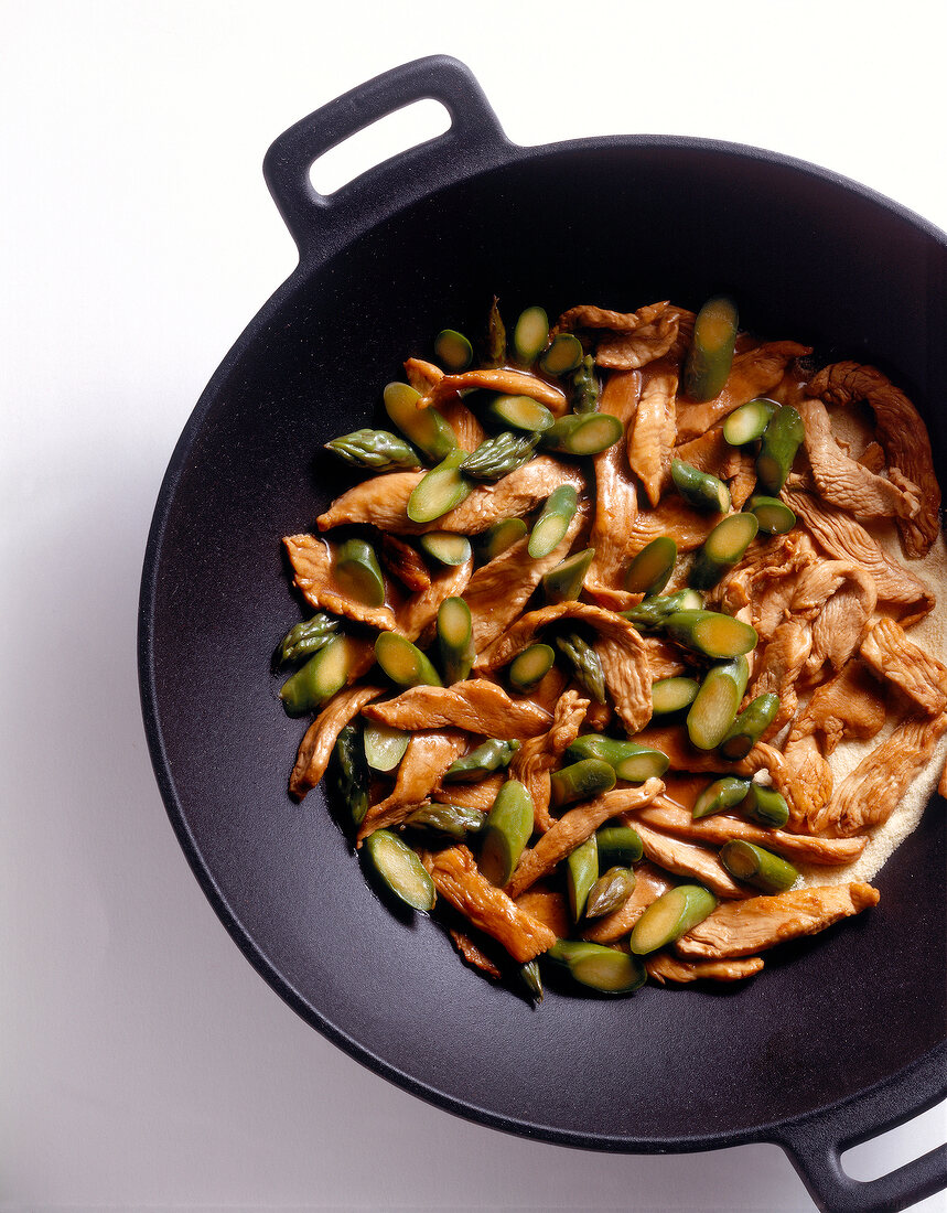 Grüner Spargel mit Putenfleisch, asiatisch im Wok