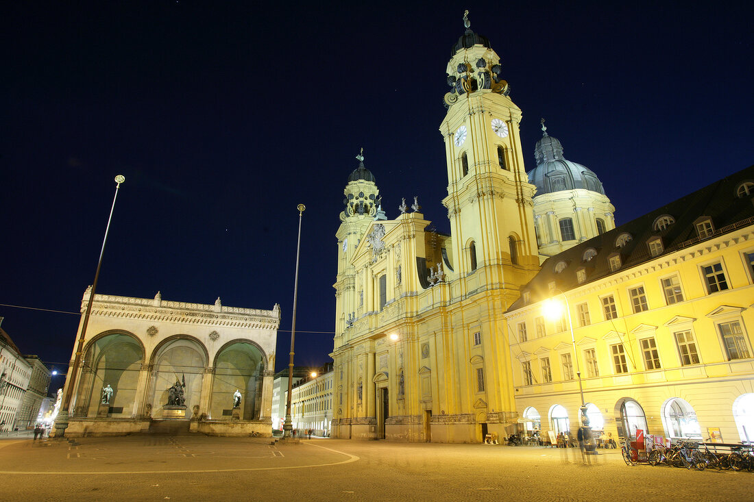 Theatinerkirche in München Muenchen Merian