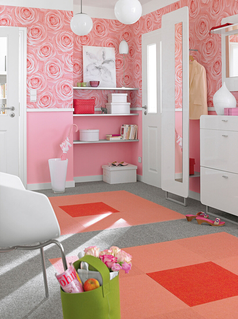Flur in rosa, mit Fototapete und buntem Teppich mit Quadraten