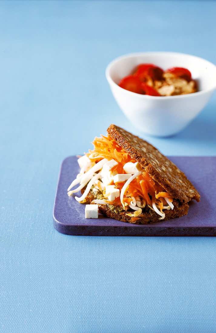 kerniges Vollkornbrot mit Feta- würfeln, Möhrenstreifen und Sprossen