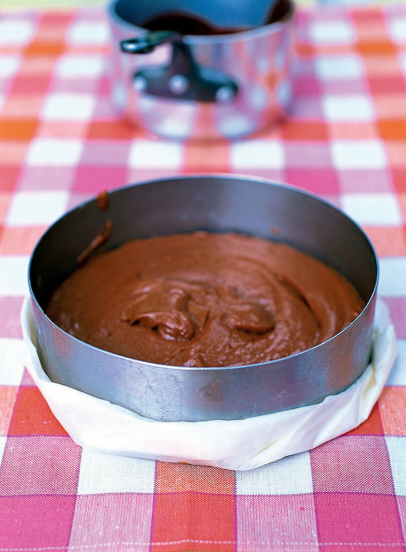 Schokoladenkuchen wird zubereitet: Schokoladenmasse in einem Topf