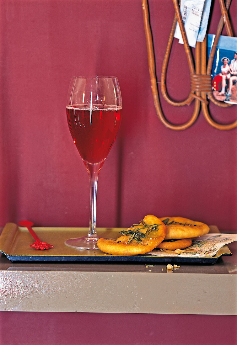 Red wine and pizettini with herbs on tray