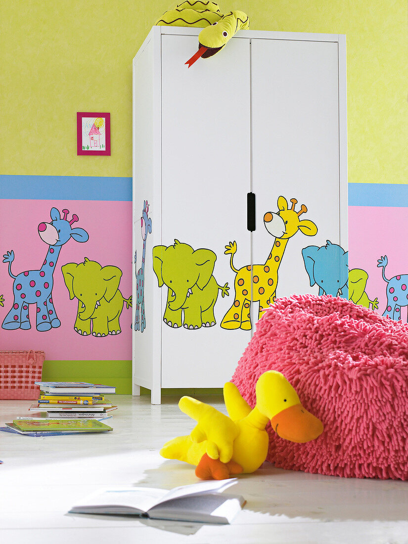 Kinderzimmerwand, Schrank, beides mit Tiermotiven