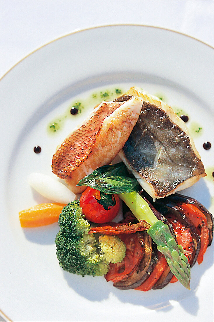 Essen, Gegrillter Fisch mit Gemüse Fische, grüner Spargel, Möhren