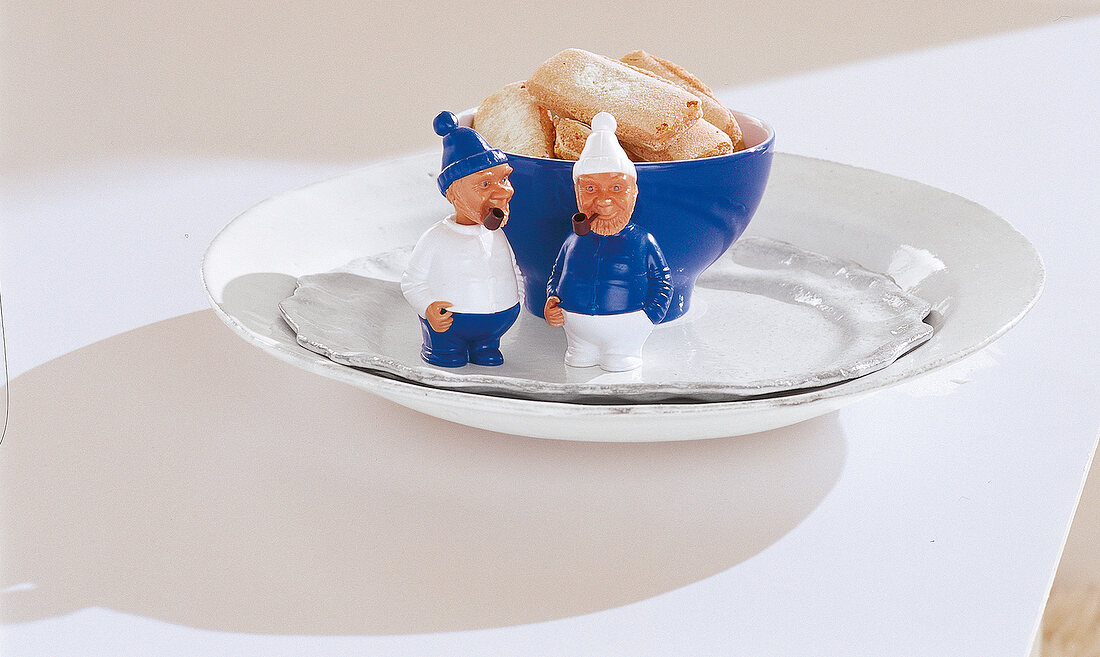 Hein & Fietje, zwei Plastikfiguren mit wackelnden Köpfen, Biskuits