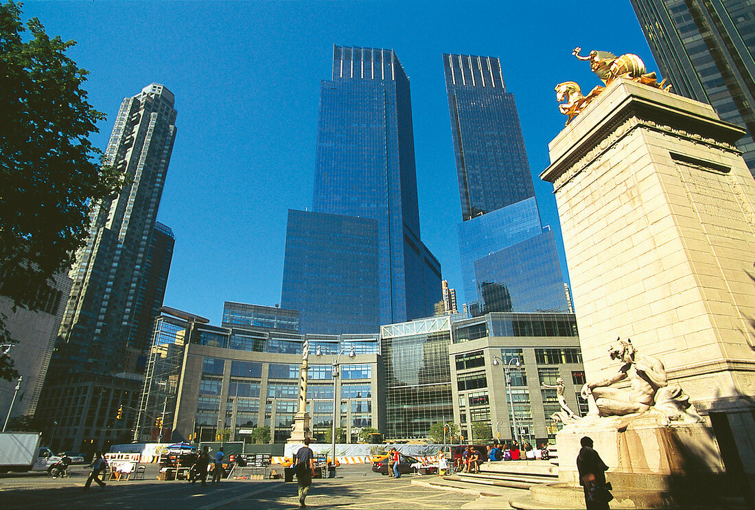 New York: Blick auf das Time Warner Center unter blauem Himmel