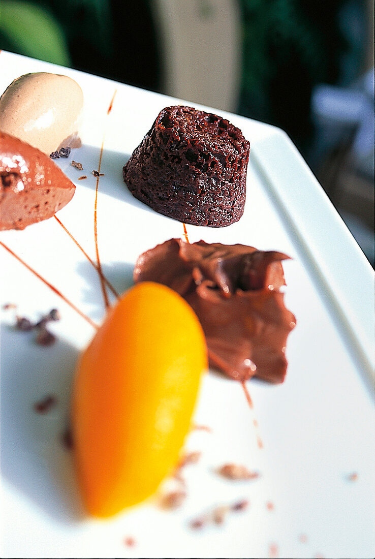 Variation von acht Schokoladen mit Orangen-Safran-Sorbet