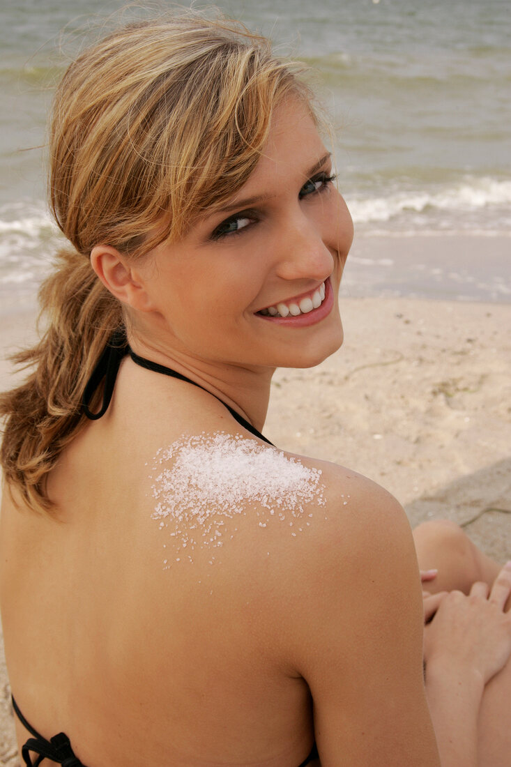 Charlotte Frau mit Salzkristallen auf der Schulter