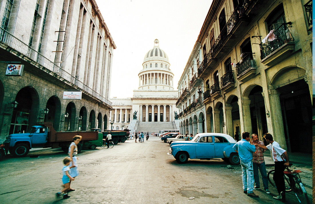 Havanna: Platz vor dem Capitolio mit Autos und Menschen