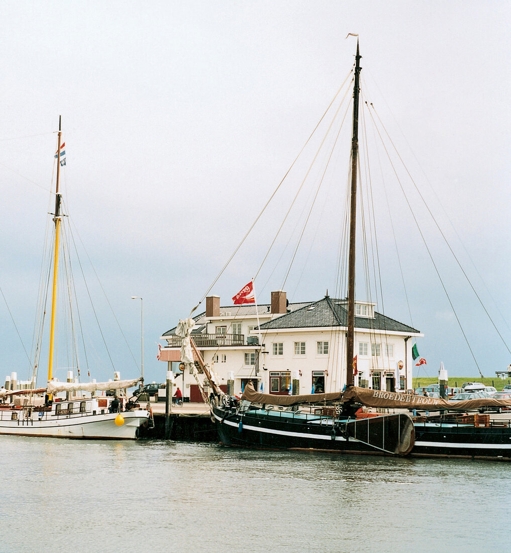 Yachten und Fischkutter im Hafen Nordsee, Meer, in Oudeschild