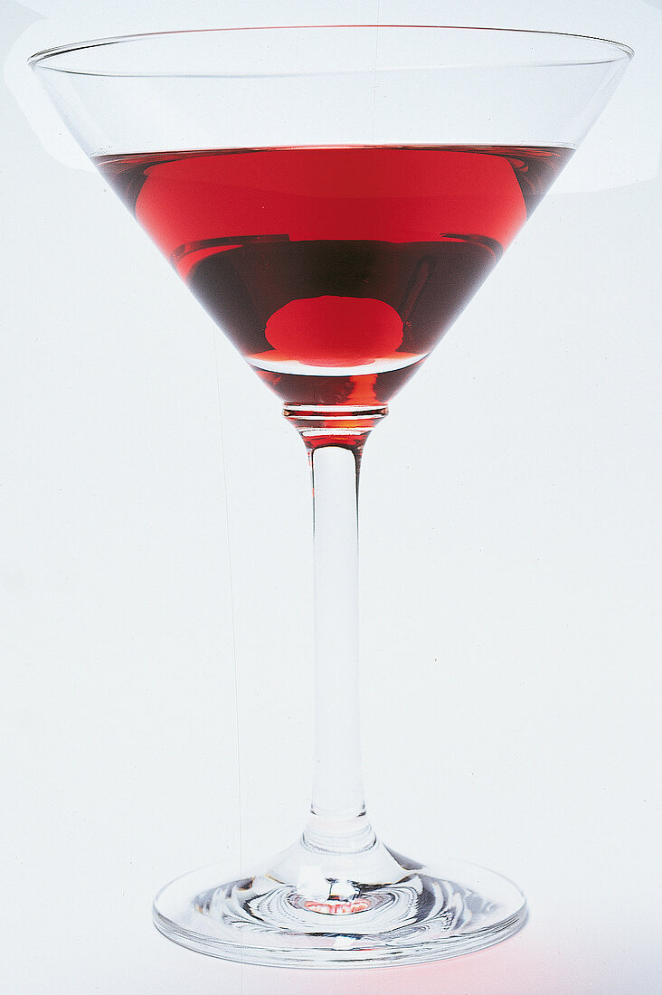Getränk "Romeo & Julia" mit einer Cocktail-Kirsche im Martini-Glas