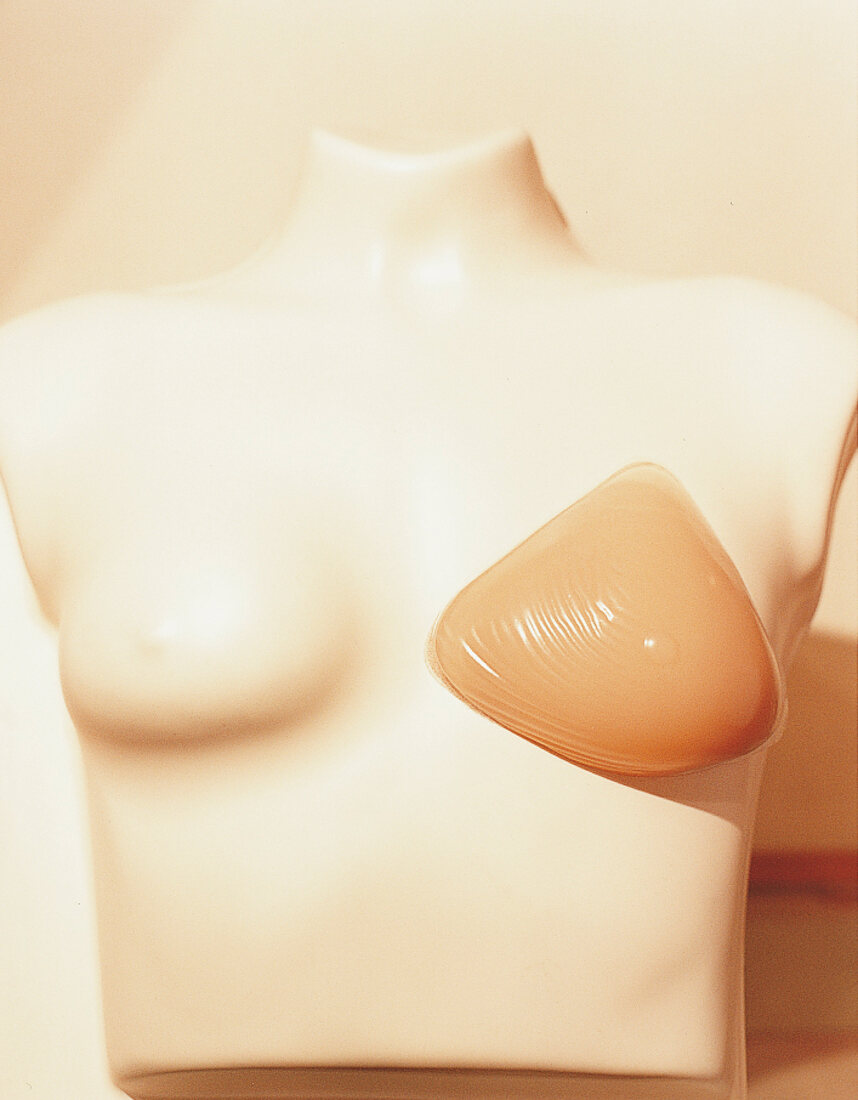 Brustprothese an einem Torso 