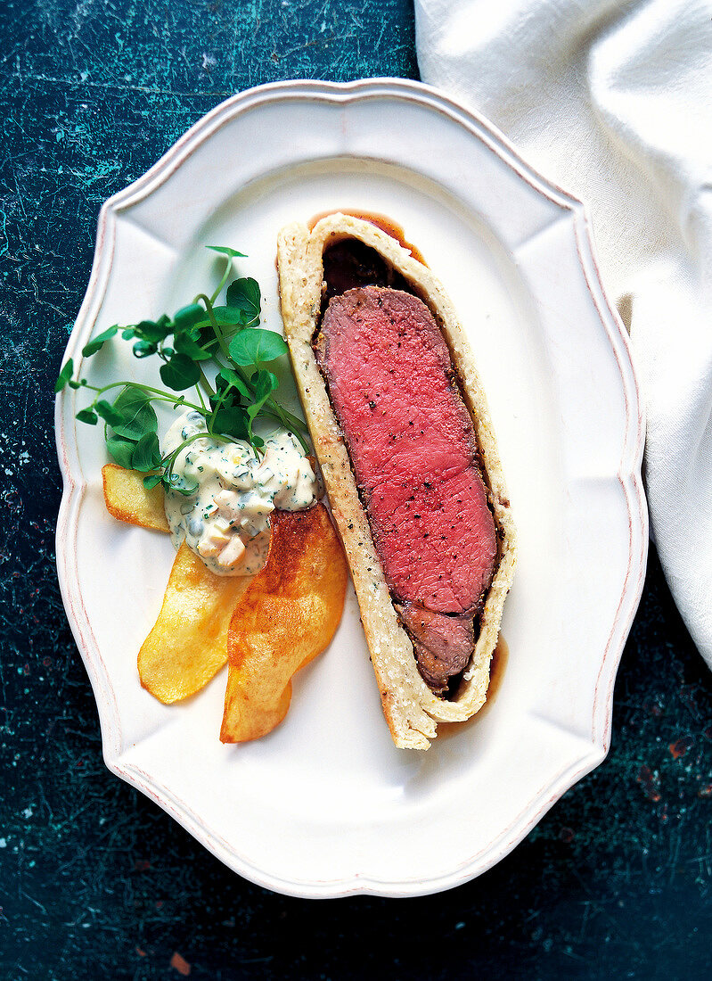 Roastbeef in der Meersalzkruste mit Kartoffelchips und Remoulade, Kresse