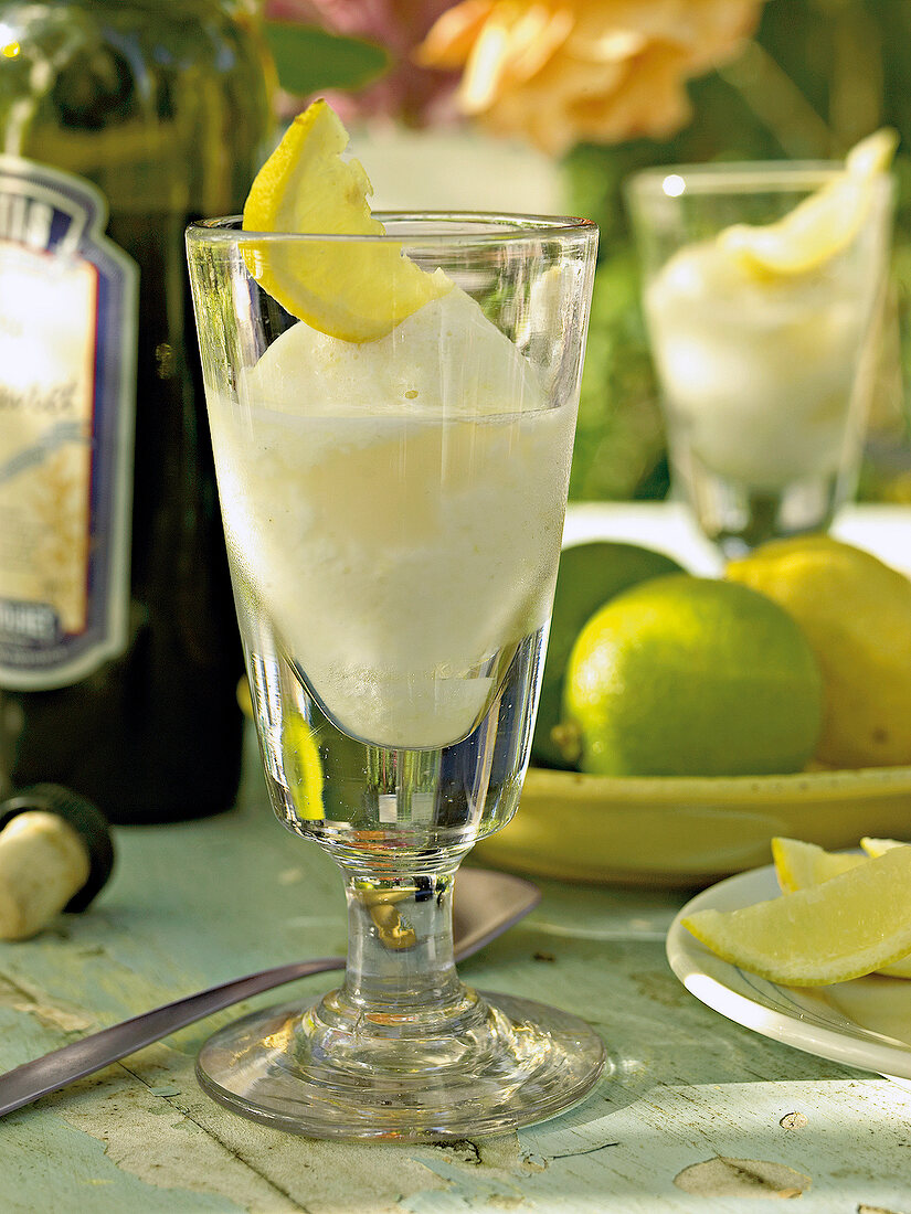 Zitronensorbet mit Anislikör, Eis Fruchtsorbet mit Pernod im Glas