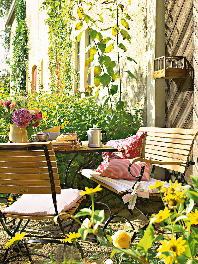 Gartenplatz mit Gartenbänken Sommer in Frankreich, Provence