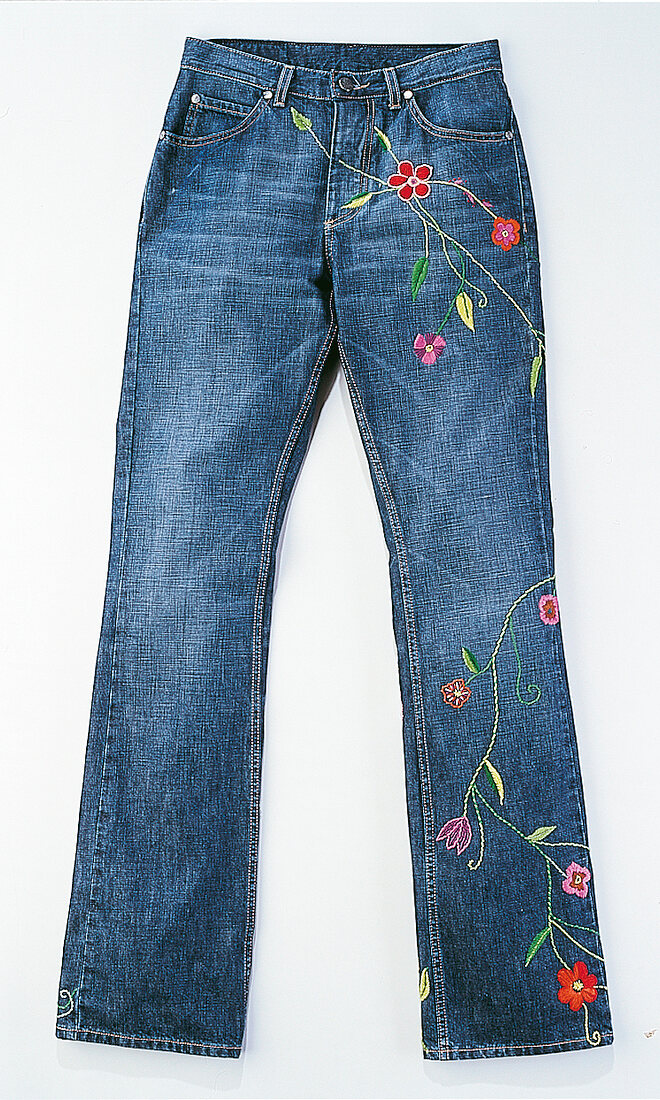 Leicht ausgestellte Jeans mit Blumen stickereien auf rechtem Hosenbein