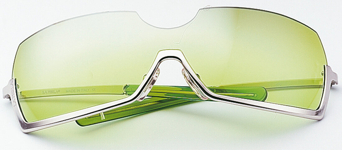 Freisteller: Sonnenbrille mit halber Matallicfassung und grünen Gläsern