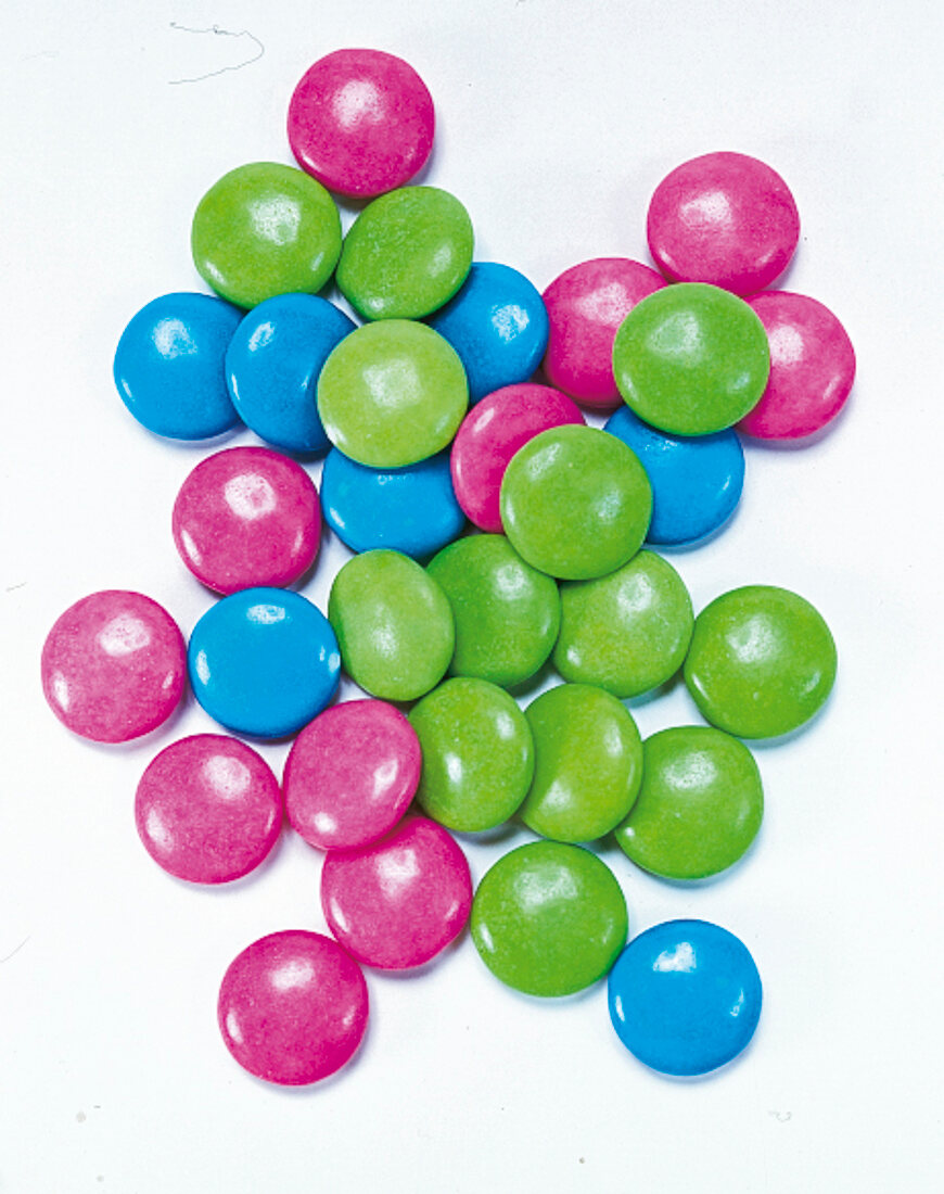 Bonbons: bunte Dragées in Rot, Grün und Blau, Haufen, Freisteller