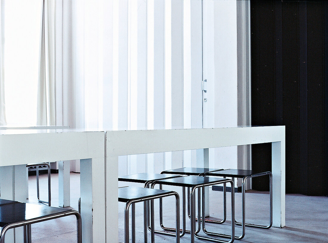 Bauhaus Dessau Innenaufnahme Tisch mit Stühlen