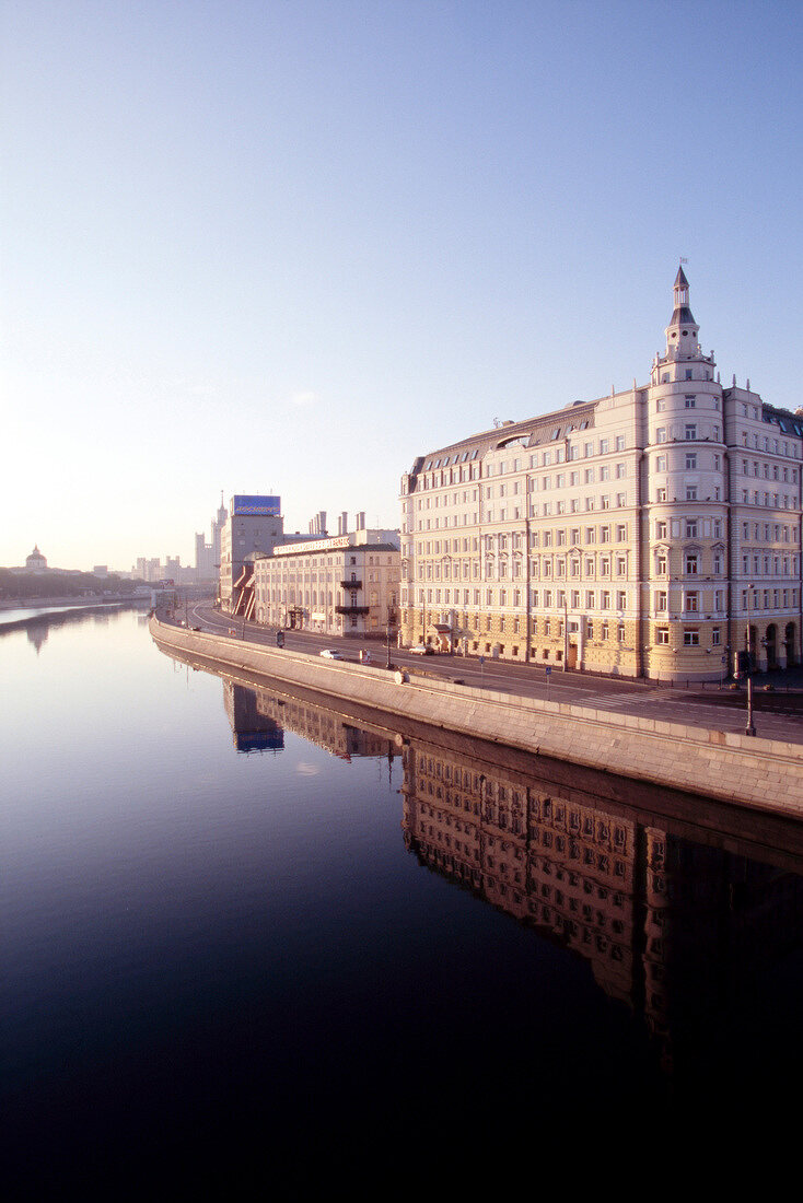 Hotel Baltschug Kempinski in Moskau von außen am Fluß