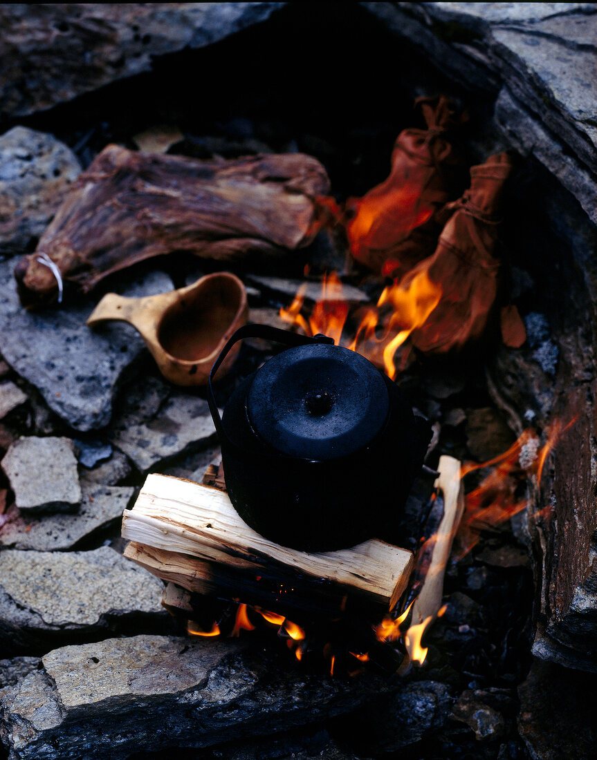 Tee wird über offenem Feuer gekocht 