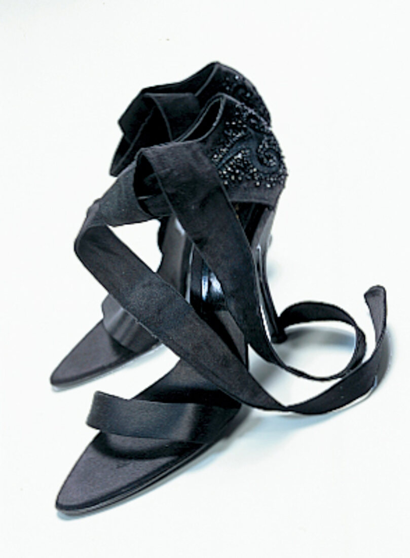 Sandalen mit hohen Absätzen in Schwarz, mit Pailletten besetzt
