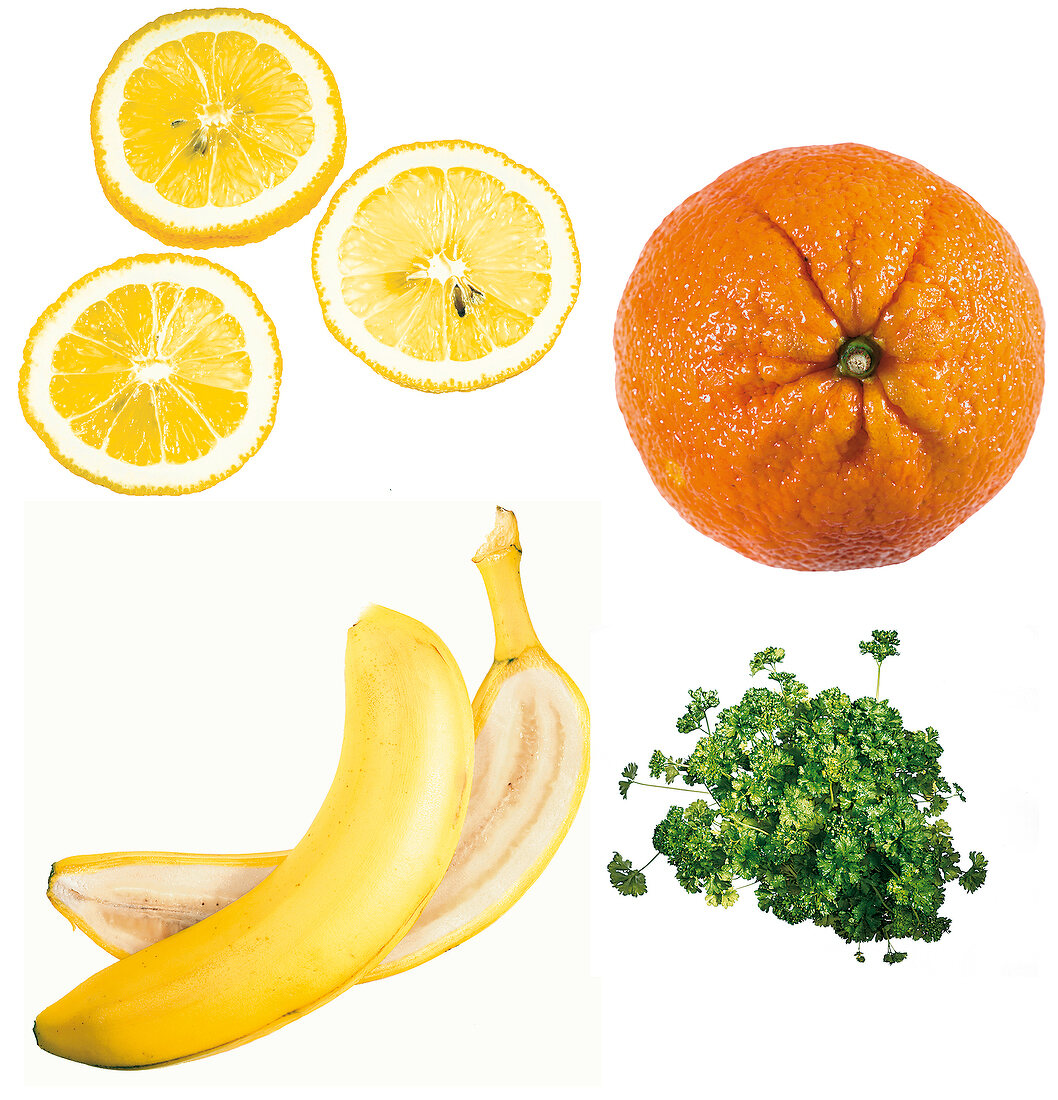Eine Apfelsine, Bananen, Zitronen in Scheiben und Petersilie