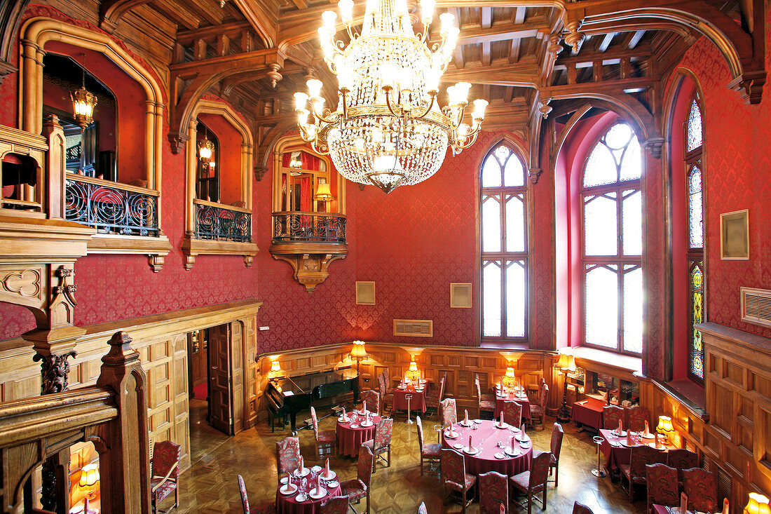 ZDL Club Restaurant in Moskau von innen, Saal in rot im Palais