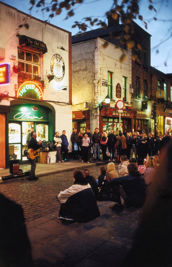 Gitarrenspieler mit Zuhörern in der Altstadt von Dublin